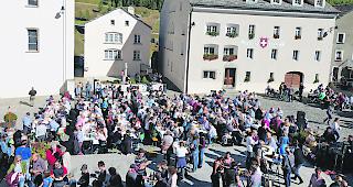 Belebung. Auf dem Simpiler Dorfplatz wird im Laufe des Jahres f&uuml;r ein breites Publikum Kultur der verschiedensten Art gepflegt.  