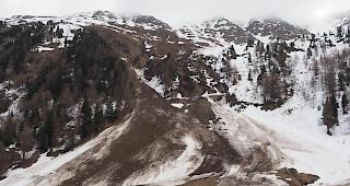 Nach der umfangreichen Absuche des Lawinenkegels konnte der noch vermisste Skifahrer tot geborgen werden.