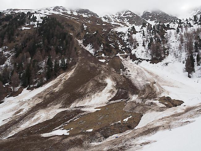 Nach der umfangreichen Absuche des Lawinenkegels konnte der noch vermisste Skifahrer tot geborgen werden.