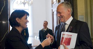 Bundespr&auml;sidentin Doris Leuthard und Bundesrat Johann Schneider-Ammann stehen symbolisch f&uuml;r ausgewogene Geschlechter- und Sprachenvertretung. (Archiv)