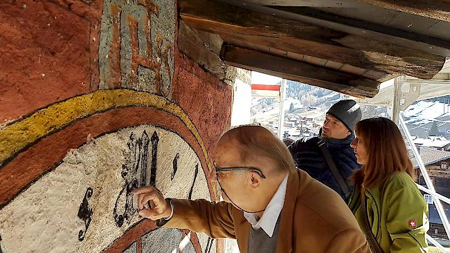 Beschädigt. Bundesexperte Oskar Emmenegger, Restauratorin Karolin Wirthner und Klaus Troger von der kantonalen Denkmalpflege (von links) begutachten das in Freskotechnik angebrachte Zifferblatt am Erner Kirchturm.