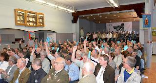 Delegierte stimmen gegen Austritt. 