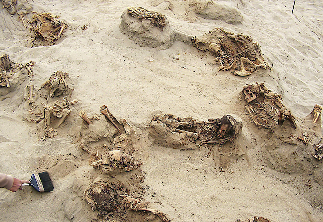 Gruseliger Fund. Ein von «National Geographic» zur Verfügung gestelltes Foto zeigt mehrere über 500 Jahre alte Skelette an ihrem Fundort Huanchaquito-Las Llamas.