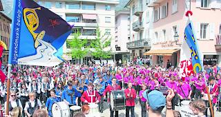 Gesamtspiel. Joel Schmidt dirigiert die f&uuml;nf Jugendmusikvereine auf dem Visper Kaufplatz.  