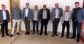 Der Verwaltungsrat sowie die Gesch&auml;fts- und Betriebsführung der KW Ackersand I AG v.l.n.r.: Konrad Burgener, Diego Pfammatter, Urs Hildbrand, Urban Andenmatten, Bruno Andenmatten (Pr&auml;sident), Michel Schwery (Vizepr&auml;sident), Markus Noti und Rolf Schr&ouml;ter. Es fehlen Egon Furrer und Jürgen Brigger.