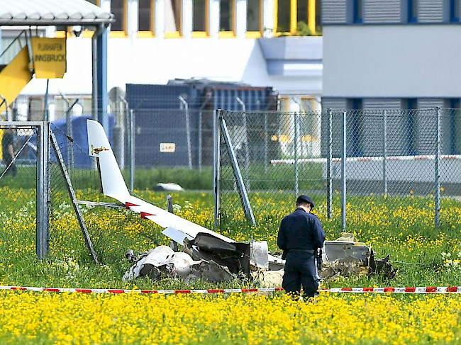 Beim Absturz eines Kleinflugzeugs im Bereich des Flughafens Innsbruck sind am Sonntag, 29. April, die beiden Insassen ums Leben gekommen.