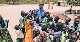 Freundlicher Empfang. Fabian Zurbriggen umringt von den Schulkindern des Dorfes. 