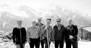 Erfreut. Von rechts: die alt Gemeindepr&auml;sidenten und Initianten Iwo Sarbach, Roger Imboden und Stefan Truffer, Peter Amstutz, Bauf&uuml;hrer Firma Ulrich Imboden AG, Felix Pollinger, Vorstandsmitglied, und Paul Truffer, Architekt. Auf dem Bild fehlen die Vorstandsmitglieder Bruno Pollinger und Karlheinz Fux. 