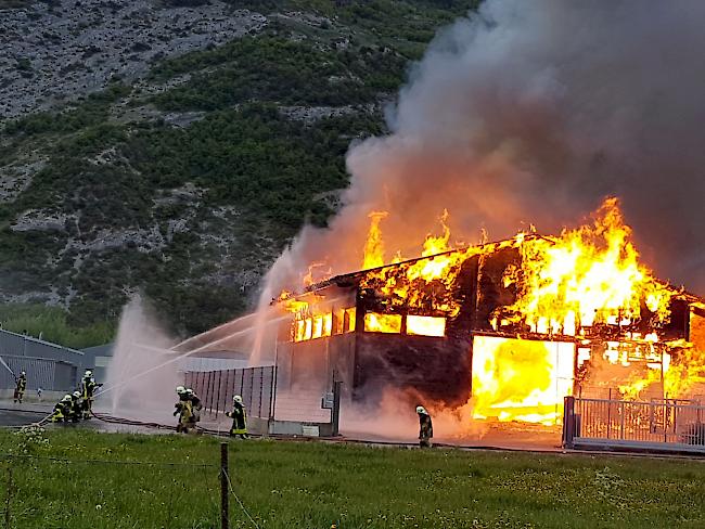 Die Schreinerei Amacker Michel in Turtmann stand in Flammen.