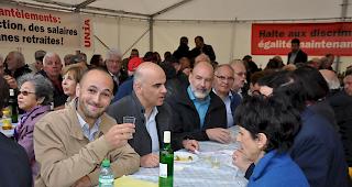 Nationalrat Mathias Reynard (links) und Bundespr&auml;sident Alain Berset (2. von links) g&ouml;nnten sich in Sitten ein Raclette.