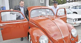 Martin und Herbert Nanzer mit ihrem "Brezelk&auml;fer" Jahrgang 1951.