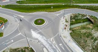 Vermutlich ist ein Farbbeh&auml;lter von einem Fahrzeug gefallen und hat auf der Strasse eine Lache gebildet. 