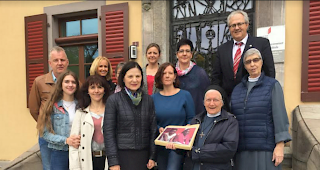 Die Petition gegen die Ausschaffung einer angolanischen Familie in Turtmann wurde am Mittwoch Staatsratspr&auml;sidentin Esther Waeber-Kalbermatten und Staatskanzler Philipp Sp&ouml;rri in Sitten &uuml;berreicht.