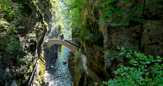 Ein achtj&auml;hriger Knabe hat sich am Dienstag bei einem Sturz in der Areuse-Schlucht bei Boudry NE schwer verletzt. Er st&uuml;rzte rund dreissig Meter tief in den Fluss. 