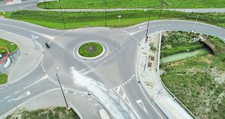 Spuren hinterlassen. Die Farbe im Kreisel beim Dorfeingang Baltschieder.  