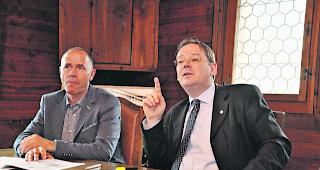 Erkl&auml;rungsbedarf. Finanzverwalter Damian Schmid (links) und Gemeindepr&auml;sident Franz Ruppen nahmen auch Stellung zum World Nature Forum. 