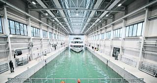 Handarbeit. Das Motorschiff &laquo;Berner Oberland&raquo; wird in die Werfthalle gezogen. 