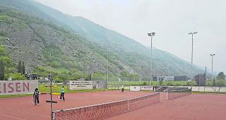 In neuem Glanz. Die ersten beiden Pl&auml;tze des TC Steg pr&auml;sentieren sich mit neuer Basismatte und Borsten. 