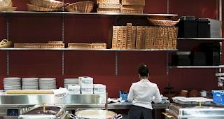 Trotz Aufschwung am Schweizer Arbeitsmarkt, muss etwa das Gastgewerbe mit einem Stellenabbau rechnen. 