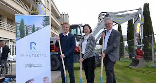 <b>F&uuml;r neue Altersbetten in der Region</b>: Esther Waeber-Kalbermatten an der Grundsteinlegung zwischen Alain Perruchoud (rechts), Pr&auml;sident von ProjetSant&eacute; und dem Gewinner des Architekturwettbewerbs Ludovic Schober.