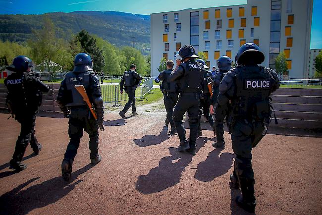 In Kampfmontur. Eine Interventionstruppe geht in Stellung.