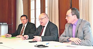 Finanzen im Griff. Von links: Finanzverwalter Aldo Karlen, Gemeindepr&auml;sident Niklaus Furger und Gemeindeschreiber Thomas Anthamatten. 