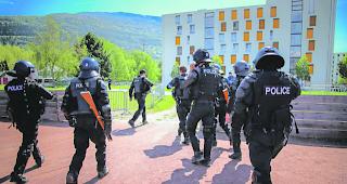 In Kampfmontur. Eine Interventionstruppe geht in Stellung. Es war f&uuml;r sie ein heisser, aber verh&auml;ltnism&auml;ssig ruhiger Nachmittag.  