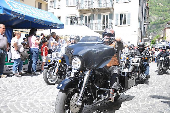 Biker erobern die Briger Innenstadt während der Goudron Bike Days.