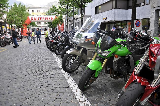 Die Bahnhofstrasse wurde zum Motorradparkplatz umfunktioniert – ideal, um sich die Maschinen etwas genauer anzusehen.