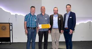 Die Preistr&auml;ger von links: Daniel Roten (Gemeindepr&auml;sident Randa), Leo J&ouml;rger (Initiant des Projekts), Paul Summermatter (Gemeinderat Randa) und Michael Roschi (Gesch&auml;ftsleiter Schweizer Wanderwege).