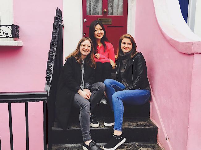 Fabienne Scotton (ganz rechts) mit Sei Joung aus Südkorea und Céline aus der Schweiz im Londoner Stadtteil Notting Hill.