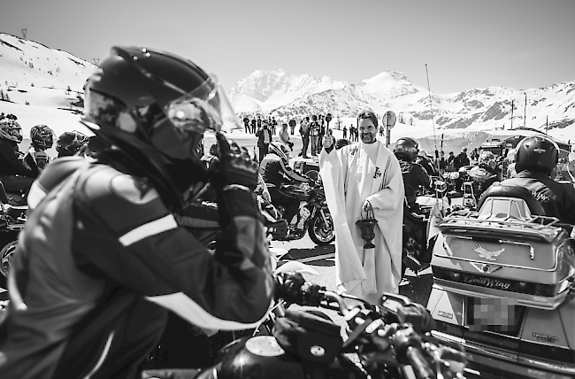 Pfarrer Frank Sommerhoff segnete an die 3000 Motorräder.