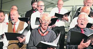 Stimmgewaltig. Beim Festkonzert vom Samstagabend standen auch die Kirchench&ouml;re aus Staldenried, Glis und B&uuml;rchen auf der B&uuml;hne.  