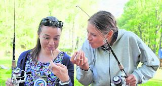 So gehts. Teilnehmerinnen des Jung- und Neufischerkurses: Gut vorbereitet ist halb gefangen. 