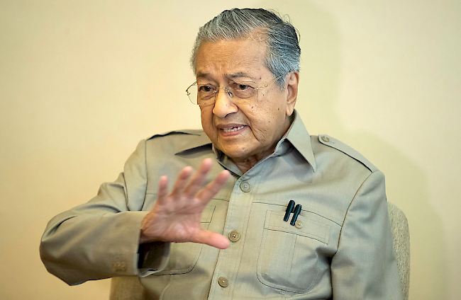 Unermüdlich. Mit über 90 Jahren strebt Ex-Regierungschef Mahathir Mohamad bei der Parlamentswahl in Malaysia erneut an die Macht und will als Spitzenkandidat für ein Oppositionsbündnis ins Rennen gehen.