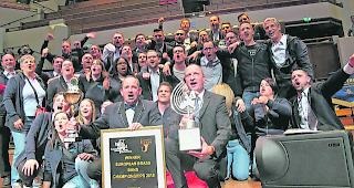 Erfolgreich. Die Brass Band &laquo;Valaisia&raquo; feiert in Utrecht ihren EM-Titel. Im Vordergrund Dirigent Ars&egrave;ne Duc und Pr&auml;sident Gr&eacute;goire Barras (mit Pokal). 