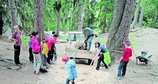 Putztag. Kinder und Erwachsene waren mit vollem Einsatz an der Arbeit. 