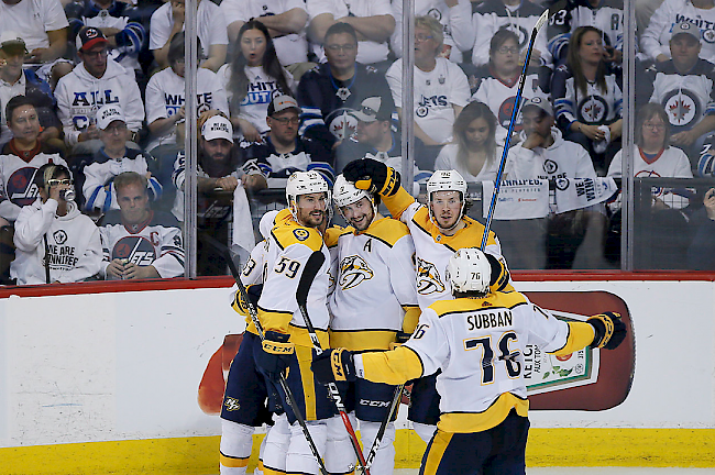 Stark. In Spiel 6 der NHL-Playoff-Viertelfinals hat Nashville gegen Winnipeg einen deutlichen 4:0-Sieg gefeiert. Der Schweizer Roman Josi (links) glänzte mit zwei Assists.