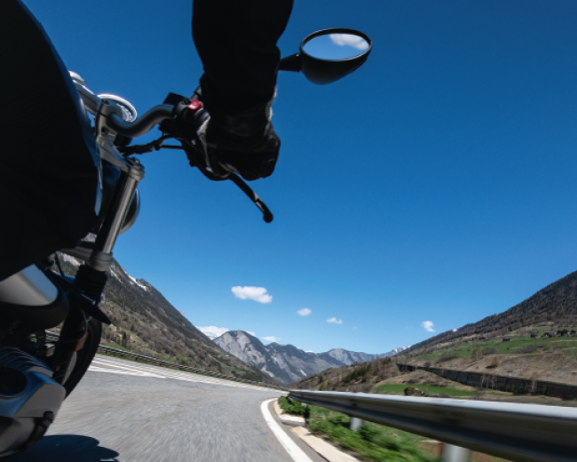Mit einer Kampagne mahnt die Kantonspolizei Motorradfahrer und Automobilisten zu besonderer Vorsicht.