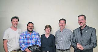 F&uuml;rs Gewerbe. Vizepr&auml;sident Michel Roten (links) und Pr&auml;sident Alain Guntern (rechts) mit den drei neuen Vorstandsmitgliedern Michele Maesano, Laura Kronig und Ambros Summermatter (von links). Es fehlt: Christoph In-Albon. 