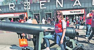 Fussballbegeistert. Fabienne Scotton vor dem Emirates Stadium in London. 