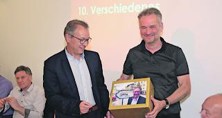 &Uuml;bergabe. Der scheidende Pr&auml;sident Edi Kuonen (links) erh&auml;lt von seinem Nachfolger Bernhard Imhof ein kleines Pr&auml;sent.  
