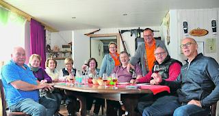 Bestens gelaunt. Eine gemischte Gruppe aus dem Bernbiet liess es sich in der Kellerei Sunnustrahl bei Speise und vor allem Trank gut gehen. 