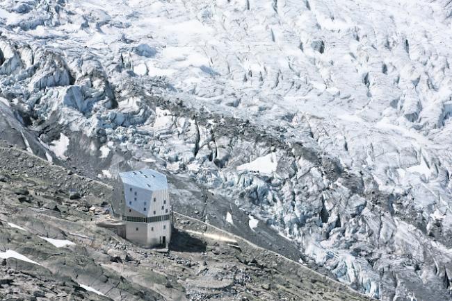 Die Unfallstelle. Die Monte-Rosa-Hütte auf 2883 mü.M. mit den gut sichtbaren Gletscherspalten im Hintergrund. 