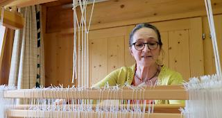 Helga Jossen am Webstuhl des Vereins Rosengang in Reckingen