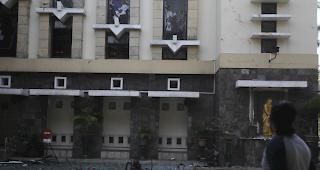 Mehrere Menschen sind bei Bombenexplosionen vor drei Kirchen in der indonesischen Stadt Surabaya ums Leben gekommen. 