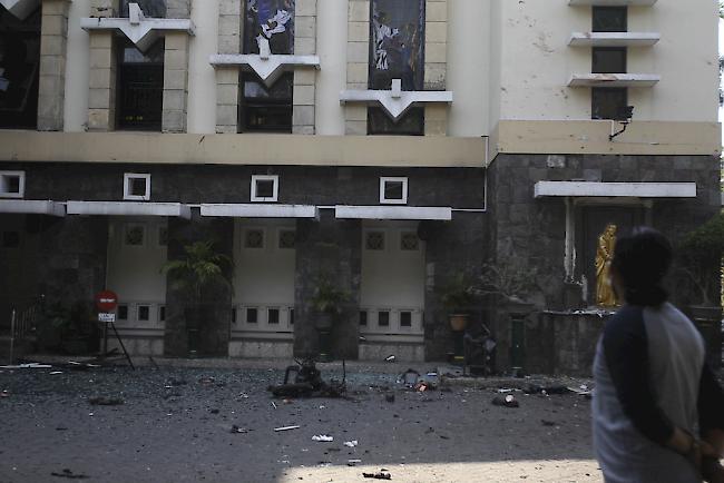 Mehrere Menschen sind bei Bombenexplosionen vor drei Kirchen in der indonesischen Stadt Surabaya ums Leben gekommen. 