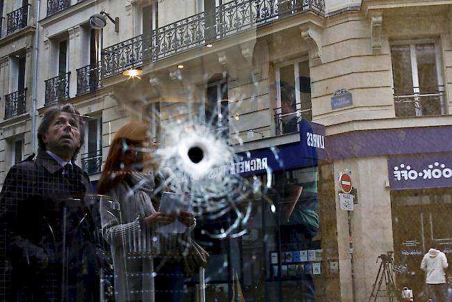 Ein Mann hat am Samstagabend im Stadtzentrum von Paris mehrere Personen mit einem Messer angegriffen. Der Attentäter wurde von der Polizei erschossen. 