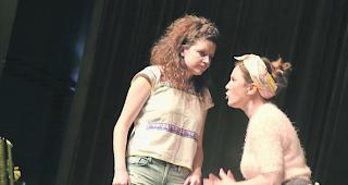 Singend und spielend. Barbara Heynen (links) ist Anni, Barbara Terpoorten-Maurer ist Roswitha: Am Mittwoch stehen die beiden Oberwalliserinnen bei der Premiere von &laquo;Chez Roswitha  &ndash;  eine Operette auf Talfahrt&raquo; auf der Visper La-Poste-B&uuml;hne.  