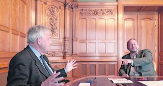 Animierte Diskussion. Der Berner St&auml;nderat Hans St&ouml;ckli (links) und der Oberwalliser Grossrat Gilbert Truffer trafen sich in einem Sitzungszimmer des Bundeshauses, um das Projekt &laquo;Sion 2026&raquo; unter die Lupe zu nehmen.  